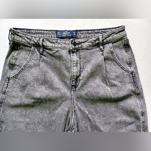 A Hollister Ultra High-rise Mom Jeans - Picture 6 of 10